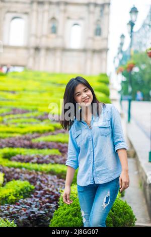 Les touristes asiatiques voyagent en face de l'architecture historique de l'église Saint-Paul à macao, en Chine Banque D'Images