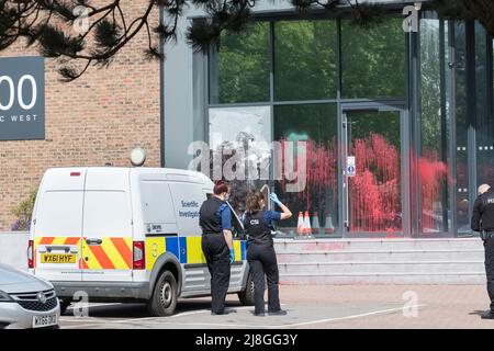 Aztec West Business Park, Bristol, Royaume-Uni. 16th mai 2022. Les manifestants pro Palestine ont vandalisé le bureau de Bristol de l'entrepreneur israélien de défense Elbit Systems UK. Elbit est une société internationale originaire d'Israël. La police et l'isc inspectent la scène. Banque D'Images