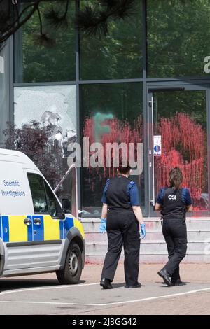 Aztec West Business Park, Bristol, Royaume-Uni. 16th mai 2022. Les manifestants pro Palestine ont vandalisé le bureau de Bristol de l'entrepreneur israélien de défense Elbit Systems UK. Elbit est une société internationale originaire d'Israël. La police et l'isc inspectent la scène. Banque D'Images