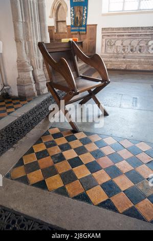 chaise en bois et plancher en damier blickling église norfolk angleterre Banque D'Images