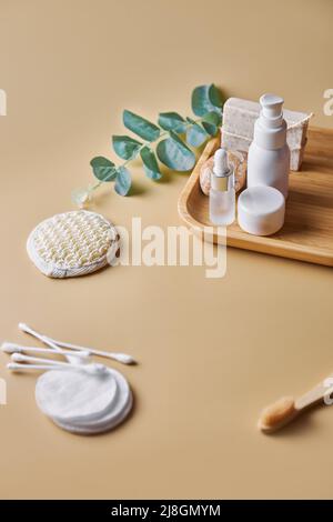 Produits de soins pour la peau et le corps. Savon pour le visage, savon de flocons d'avoine fait à la main, soda, tampons de coton, brosse, brosse à dents en bambou. Concept écologique. Copier l'espace. Banque D'Images