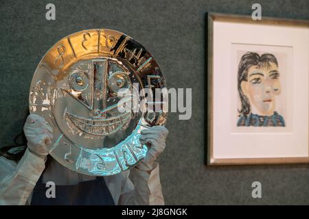 Londres, Royaume-Uni, 16 mai 2022. Pablo Picasso (1881-1973) visite en forme d'horloge, estimation: ££30 000 - £50 000 contexte- tête d'homme, estimation: £28 000 - £35 000, tête de femme No 2. Portrait de Dora Maar, 1939 estimation: £25 000 - £35 000. Bonhams observation des enchères de Picassomania. La vente a lieu le 18 mai à Bonhams New Bond Street. Credit. amer ghazzal/Alamy Live News Banque D'Images
