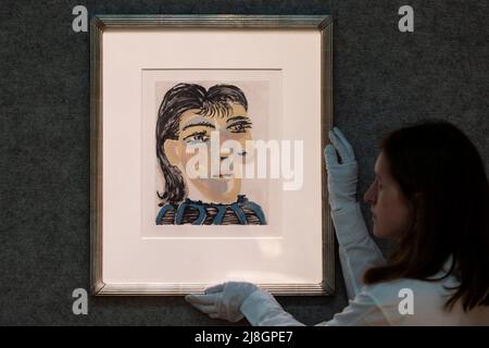 Londres, Royaume-Uni. 16 mai 2022. Un technicien présente la tête de femme no 2. Portrait de Dora Maar », 1939, par Pablo Picasso (est. £25 000 - £35 000) à un aperçu de la vente de Picassomania de Bonhams dans les galeries New Bond Street de Bonham. Les œuvres réalisées par Pablo Picasso, des gravures aux céramiques, des œuvres sur papier aux photographies, seront mises aux enchères le 18 mai 2022. Credit: Stephen Chung / Alamy Live News Banque D'Images
