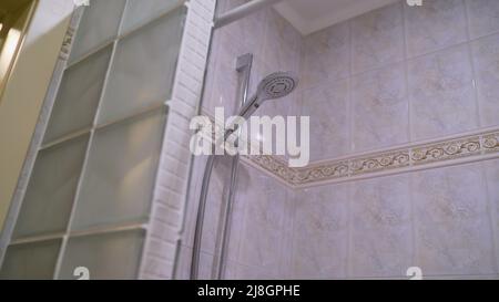 Douche dans la salle de bains de l'hôtel. Tête de douche dans la salle de bains. Intérieur de la salle de bains de l'hôtel Banque D'Images