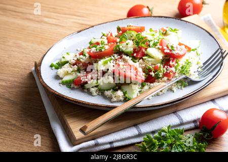 Salade orientale traditionnelle Tabouleh. Salade de cous de tabule avec légumes. Tabbouleh avec bulgur Banque D'Images