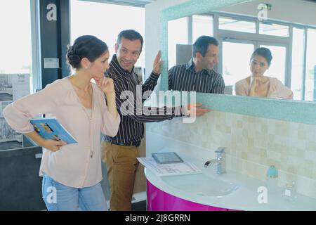 concept d'une salle d'exposition avec accessoires de salle de bain Banque D'Images