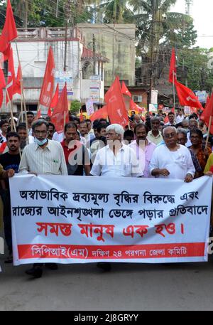 Kolkata, Inde. 15th mai 2022. Les membres du Parti communiste de l'Inde (Marxiste) ont organisé une manifestation dans plusieurs endroits dans le sud 24 Pargana au Bengale occidental contre la hausse des prix de l'essence, du diesel, du gaz de cuisson, des produits alimentaires et diverses questions présence de CPI[M] poli chef de burro Suryakanta Mishra et membre du comité central Sujan Chakroborty. (Photo d'Avik Purkait/Pacific Press) Credit: Pacific Press Media production Corp./Alay Live News Banque D'Images