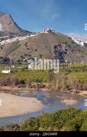 Alora, province de Malaga, Andalousie, sud de l'Espagne. En haut de la colline se trouvent le château et la tour appelée Torre de la Vela. Le château a été construit Banque D'Images