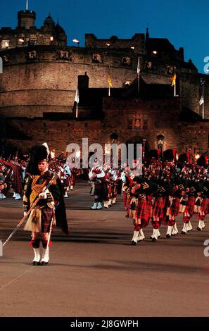 Les tuyaux massés au Tattoo militaire d'Édimbourg, en 1996, sur l'esplanade du château d'Édimbourg, se sont produit du 2nd au 24th août. Banque D'Images