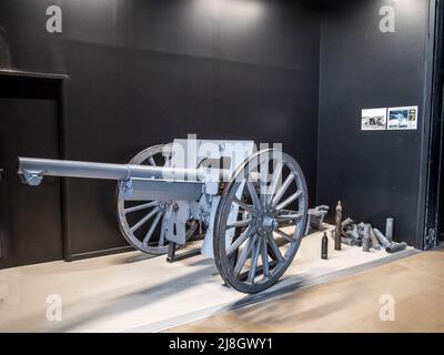 C'est un canon de campagne français au complexe souterrain fortifié du Musée de la caverne du Dragon, sur la crête du chemin des Dames, dans le nord de la France Banque D'Images