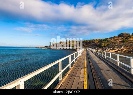 Île de granit vue depuis la chaussée au coucher du soleil, Victor Harbor, Fleurieu Peninsula, Australie méridionale Banque D'Images