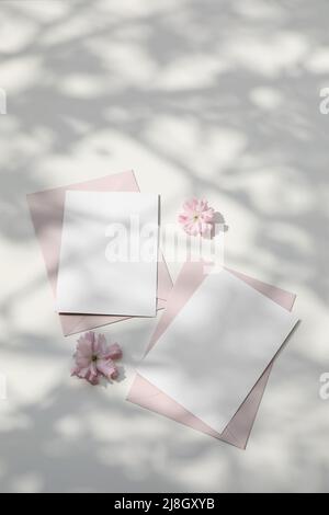 Mariage encore la vie. Ambiance féminine de petit-déjeuner de printemps. Cerisier japonais rose, sakura fleurit au soleil. Carte de vœux vierge, invitation. Rougissement Banque D'Images