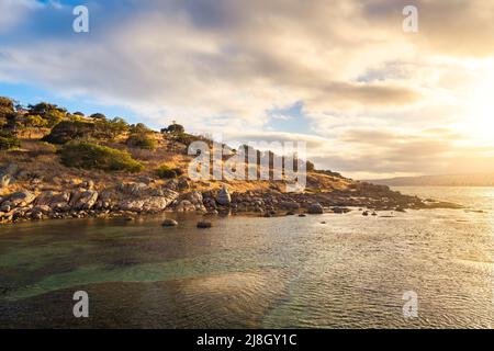 Spectaculaire Granite Island au coucher du soleil, vue depuis la chaussée, Victor Harbor, Australie méridionale Banque D'Images