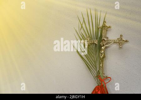 Semaine Sainte. Branches et croisements professionnels. Célébration catholique traditionnelle Palm dimanche. Foi chrétienne. Symbole religieux. Banque D'Images