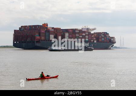 Stade, Allemagne – 11 mai 2022 : navire à conteneurs de grande taille AL NEFUD, exploité par Hapag-Lloyd, sur la rivière Elbe en direction de Hambourg, en passant par un transporteur de vrac Banque D'Images