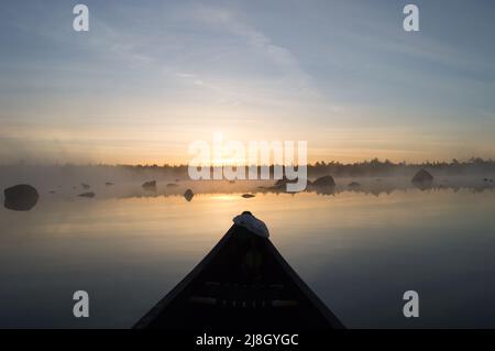 Canoë dans la brume matinale sur West Bingay Lake, N.-É Banque D'Images