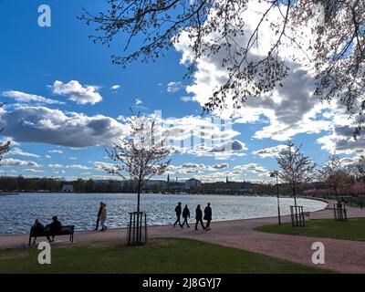 Personnes marchant le long d'un lac de la ville près de la gare principale à Helsinki, Finlande, le 12 mars 2022. © Peter Schatz / Alamy Live News Banque D'Images