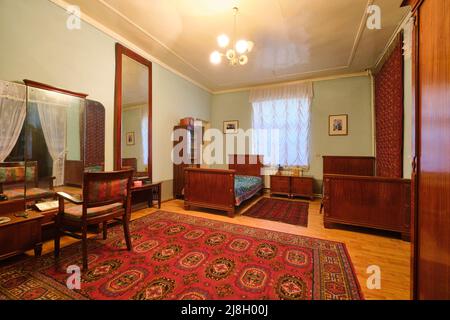 La chambre à coucher avec deux lits jumeaux en bois est discrète. Chez l'écrivain, poète, auteur, traducteur littéraire Garfur Gulom, maison du musée de Tachkent, U Banque D'Images