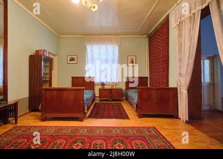 La chambre à coucher avec deux lits jumeaux en bois est discrète. Chez l'écrivain, poète, auteur, traducteur littéraire Garfur Gulom, maison du musée de Tachkent, U Banque D'Images