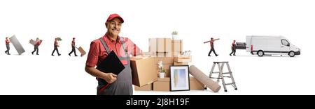 Travailleur de la livraison mobile posant et d'autres déménageurs avec une camionnette transportant des meubles isolés sur fond blanc Banque D'Images