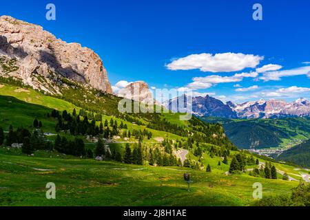 Magnifique paysage du groupe Langkofel ou du groupe Sassolungo dans la montagne italienne des Dolomites à Gardena Pass, dans le Tyrol du Sud, en Italie. Banque D'Images