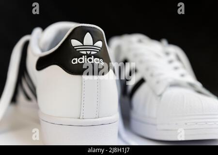 Belgrade, Serbie - 16 mai 2022 : sneakers Adidas Superstar Original blanc. Articles de sport et de mode à Belgrade, Serbie Banque D'Images