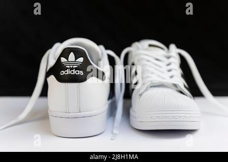 Belgrade, Serbie - 16 mai 2022 : sneakers Adidas Superstar Original blanc. Articles de sport et de mode à Belgrade, Serbie Banque D'Images