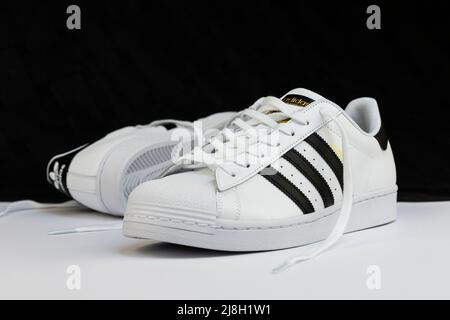 Belgrade, Serbie - 16 mai 2022 : sneakers Adidas Superstar Original blanc. Articles de sport et de mode à Belgrade, Serbie Banque D'Images
