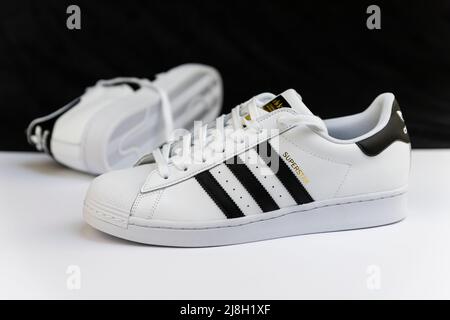 Belgrade, Serbie - 16 mai 2022 : sneakers Adidas Superstar Original blanc. Articles de sport et de mode à Belgrade, Serbie Banque D'Images