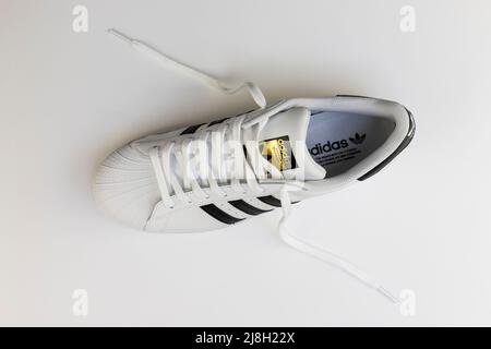 Belgrade, Serbie - 16 mai 2022 : sneakers Adidas Superstar Original blanc. Articles de sport et de mode à Belgrade, Serbie Banque D'Images