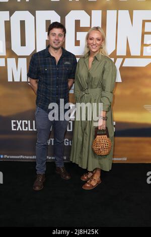 16 mai 2022 : JAMES TOBIN et SALLY BOWREY assistent à la première Top Gun Maverick Sydney au quartier Hoyts Entertainment le 16 mai 2022 à Sydney, Nouvelle-Galles du Sud Australie (Credit image: © Christopher Khoury/Australian Press Agency via ZUMA Wire) Banque D'Images