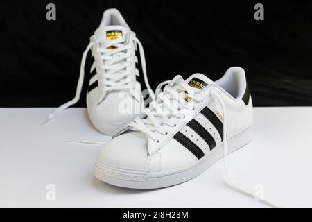 Belgrade, Serbie - 16 mai 2022 : sneakers Adidas Superstar Original blanc. Articles de sport et de mode à Belgrade, Serbie Banque D'Images