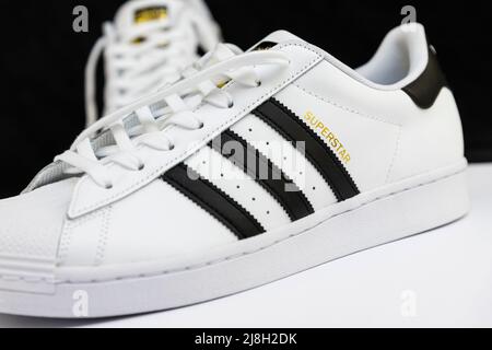 Belgrade, Serbie - 16 mai 2022 : sneakers Adidas Superstar Original blanc. Articles de sport et de mode à Belgrade, Serbie Banque D'Images