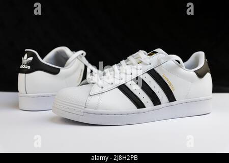 Belgrade, Serbie - 16 mai 2022 : sneakers Adidas Superstar Original blanc. Articles de sport et de mode à Belgrade, Serbie Banque D'Images
