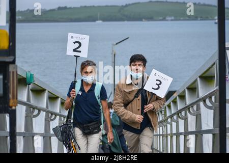 Bantry, West Cork, Irlande.15th mai 2022. Après une longue attente due à l'épidémie, les navires de croisière sont retournés à la baie de Bantry. L'explorateur du monde, qui transporte 200 personnes et son équipage, est le premier bateau de croisière de Bantry de cette année. Le paquebot de croisière est arrivé à Bantry vers 7 h et partira ce soir à 6 h. Credit: Karlis Dzjamko/ Alamy Live News Banque D'Images