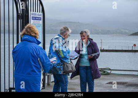 Bantry, West Cork, Irlande.15th mai 2022. Après une longue attente due à l'épidémie, les navires de croisière sont retournés à la baie de Bantry. L'explorateur du monde, qui transporte 200 personnes et son équipage, est le premier bateau de croisière de Bantry de cette année. Le paquebot de croisière est arrivé à Bantry vers 7 h et partira ce soir à 6 h. Credit: Karlis Dzjamko/ Alamy Live News Banque D'Images