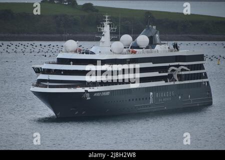 Bantry, West Cork, Irlande.15th mai 2022. Après une longue attente due à l'épidémie, les navires de croisière sont retournés à la baie de Bantry. L'explorateur du monde, qui transporte 200 personnes et son équipage, est le premier bateau de croisière de Bantry de cette année. Le paquebot de croisière est arrivé à Bantry vers 7 h et partira ce soir à 6 h. Credit: Karlis Dzjamko/ Alamy Live News Banque D'Images