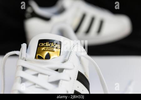 Belgrade, Serbie - 16 mai 2022 : sneakers Adidas Superstar Original blanc. Articles de sport et de mode à Belgrade, Serbie Banque D'Images
