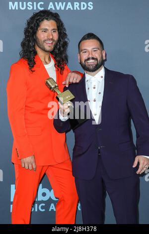 15 mai 2022, Las Vegas, Nevada, États-Unis : Dan Smyers (L) et Shay Mooney de Dan + Shay posent les coulisses avec le prix Top Country Duo/Group lors des Billboard Music Awards 2022 à MGM Grand Garden Arena le 15 mai 2022 à Las Vegas, Nevada. (Image de crédit : © Debby Wong/ZUMA Press Wire) Banque D'Images