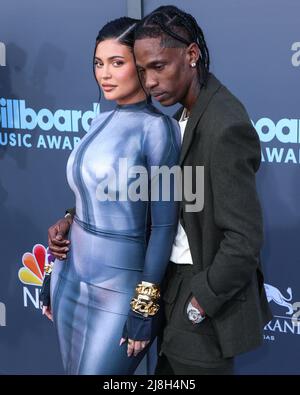 LAS VEGAS, NEVADA, Etats-Unis - MAI 15 : le modèle américain Kylie Jenner portant le Balmain et le petit ami/rappeur américain Travis Scott (Travi$ Scott) arrive aux Billboard Music Awards 2022 qui se tiennent à la MGM Grand Garden Arena le 15 mai 2022 à Las Vegas, Nevada, Etats-Unis. (Photo de Xavier Collin/image Press Agency) Banque D'Images