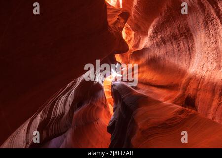 Paysage dans un canyon de fente avec des murs de roche ondulés et lisses, Canyon X, Arizona, les États-Unis Banque D'Images