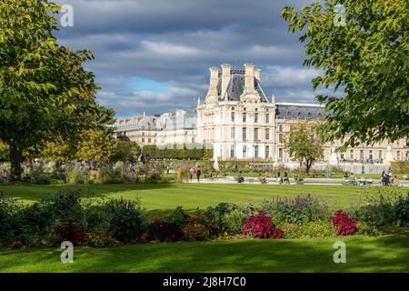 Lumière du soleil en soirée dans le jardin des Tuileries avec le musée du Louvre au-delà, Paris, Ile-de-France, France Banque D'Images