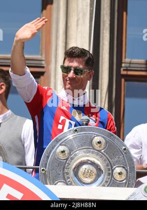 Robert Lewandowski de Bayern Muenchen winkt FC Bayern Muenchen Deutscher Fussball Meister feiert mit seinen fans auf dem Rathausbalkon des MŸnchner Marienplatz football Fussball Bundesliga saison 2021 / 2022 au MŸnchner Marienplatz © diebilderwelt / Alay stock Banque D'Images