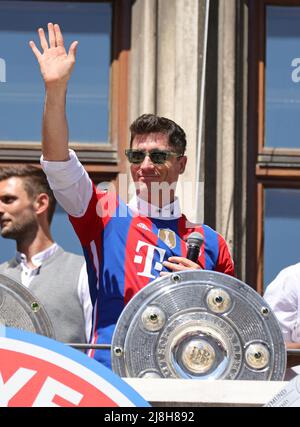 Robert Lewandowski de Bayern Muenchen winkt FC Bayern Muenchen Deutscher Fussball Meister feiert mit seinen fans auf dem Rathausbalkon des MŸnchner Marienplatz football Fussball Bundesliga saison 2021 / 2022 au MŸnchner Marienplatz © diebilderwelt / Alay stock Banque D'Images