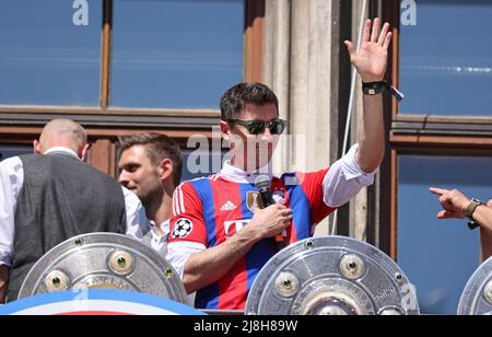 Robert Lewandowski de Bayern Muenchen winkt FC Bayern Muenchen Deutscher Fussball Meister feiert mit seinen fans auf dem Rathausbalkon des MŸnchner Marienplatz football Fussball Bundesliga saison 2021 / 2022 au MŸnchner Marienplatz © diebilderwelt / Alay stock Banque D'Images