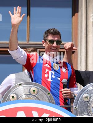 Robert Lewandowski de Bayern Muenchen winkt FC Bayern Muenchen Deutscher Fussball Meister feiert mit seinen fans auf dem Rathausbalkon des MŸnchner Marienplatz football Fussball Bundesliga saison 2021 / 2022 au MŸnchner Marienplatz © diebilderwelt / Alay stock Banque D'Images