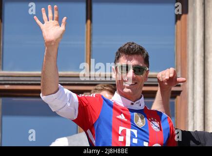 Robert Lewandowski de Bayern Muenchen winkt FC Bayern Muenchen Deutscher Fussball Meister feiert mit seinen fans auf dem Rathausbalkon des MŸnchner Marienplatz football Fussball Bundesliga saison 2021 / 2022 au MŸnchner Marienplatz © diebilderwelt / Alay stock Banque D'Images