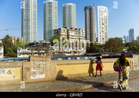 Mumbai, Maharashtra, Inde : les femmes marchent à côté de bâtiments élevés dans le sud de Mumbai. Banque D'Images