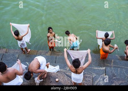 Udupi, Karnataka, Inde : les jeunes novices brahmin lavent leurs vêtements au réservoir d'eau Madhva Sarovara adjacent au temple Krishna du 13th siècle.Le Banque D'Images