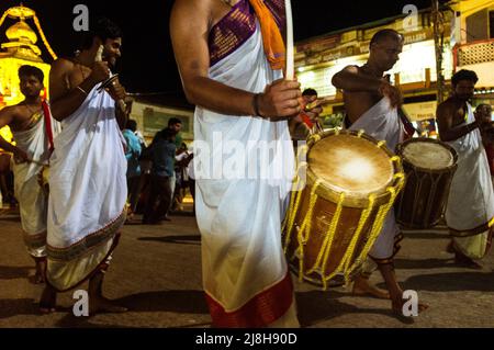 Udupi, Karnataka, Inde : UN groupe de prêtres brahmin défilent de nuit autour du temple Krishna du XIIIe siècle. Le temple a été fondé par Banque D'Images